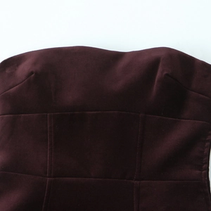 Haut bustier en velours bordeaux avec détails de baleines verticales de corset