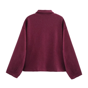 Vue arrière d'une veste courte en laine bordeaux avec col classique et épaules tombantes