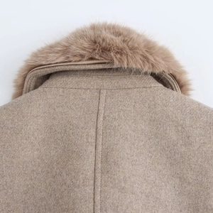 Détail du manteau en laine camel avec col en fausse fourrure et tissu texturé
