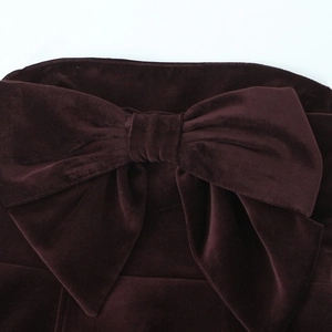 Robe en velours rouge vin avec un grand nœud décoratif et un design dos nu élégant
