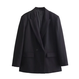 Detail eines schwarzen zweireihigen Blazers mit fallendem Revers und Pattentaschen