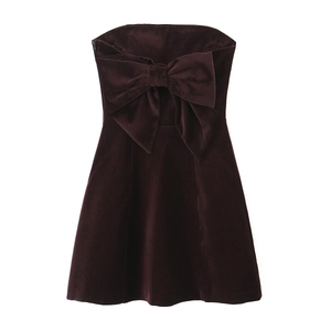 Robe bustier élégante en velours rouge foncé avec un grand nœud et une coupe en A