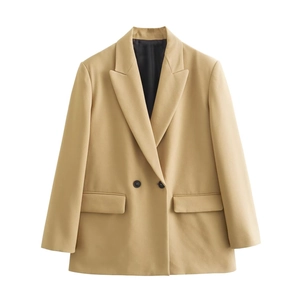 Detailansicht des camelfarbenen Blazers mit Revers und kontrastierenden schwarzen Knöpfen
