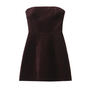 Robe courte bustier élégante en velours bordeaux avec une coupe ajustée verticale