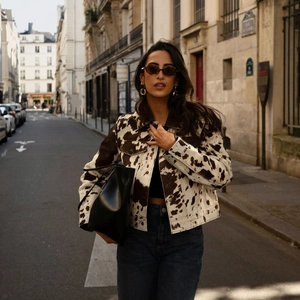 Veste pour femme avec imprimé vache vintage et texture denim haut de gamme au style chic