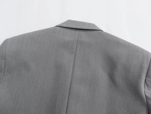 Detailansicht der Rückseite und Schultern eines grauen lässigen Damen-Blazers
