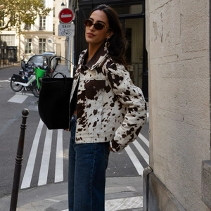 Veste courte à imprimé vache pour femmes avec boutons en métal et col à revers chic