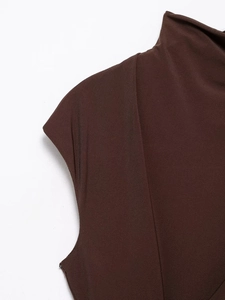 Dettaglio macro del tessuto del vestito midi marrone scuro e collo a lupetto senza maniche