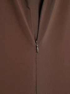 Dettaglio della cerniera invisibile e del tessuto a maglia marrone del vestito