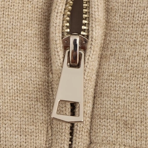 Détail de la fermeture éclair en métal et de la maille tricotée kaki sur cette veste