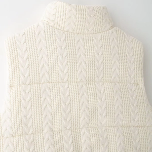 Damen Stehkragen Strickweste in Off-White mit Zopfmuster für den Winter und Herbst