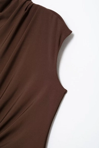 Dettaglio del vestito midi marrone con scollo a pieghe e trama in tessuto a coste fini