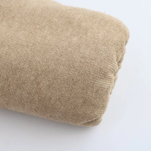 Gros plan détaillé de la texture en tricot camel montrant un tissu en laine de haute qualité