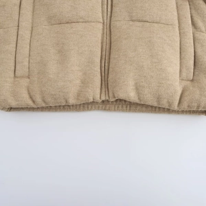 Détail de la veste sans manches en maille kaki avec fermeture éclair et poches latérales