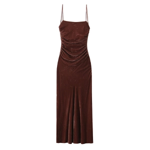 Détail d'une robe midi en velours marron foncé avec fronces et fines bretelles spaghetti