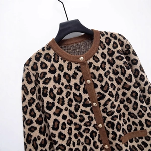Cardigan en maille léopard pour femme avec boutons dorés et bordures marron côtelées