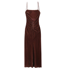 Vue détaillée d'une robe en velours marron avec buste froncé et fente latérale