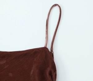 Détail de la robe midi en velours marron montrant les bretelles et les coutures