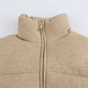 Veste en tricot beige à col montant avec fermeture éclair métallique pour l'automne