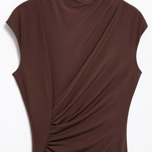 Elegante abito midi senza maniche marrone scuro con sofisticate pieghe drappeggiate