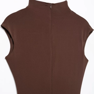 Elegante abito midi senza maniche marrone scuro con collo alto e cerniera posteriore