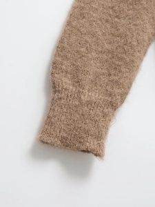 Vue détaillée des poignets côtelés d'un pull en maille duveteuse à col en V couleur camel
