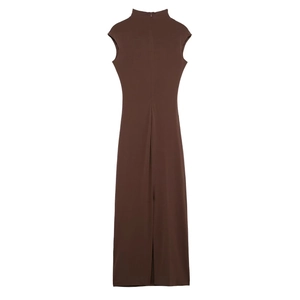Elegante abito midi marrone scuro senza maniche con collo alto e spacco posteriore
