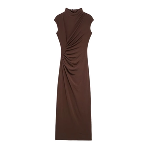Elegante abito midi marrone scuro senza maniche con collo alto e vita arricciata