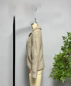 Vista dettagliata del cardigan in ecopelliccia beige con tessuto materico e bottoni in metallo