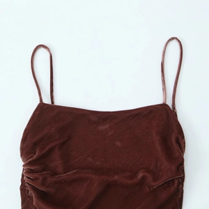 Robe midi élégante en velours marron foncé avec fines bretelles et décolleté plissé