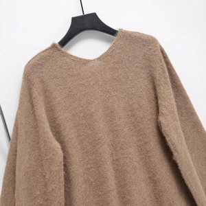 Pull en maille mohair marron café pour femme avec col en V et coupe décontractée