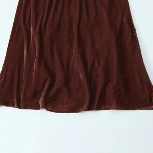 Robe midi en velours marron foncé avec drapé élégant et texture douce pour l'automne