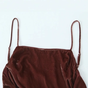 Robe midi en velours marron caramel avec fines bretelles spaghetti et décolleté carré