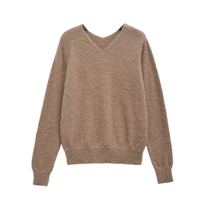 Pull femme col en V en maille marron café avec une texture douce et un aspect duveteux