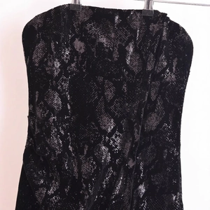 Elegante abito a tubino in velluto con paillettes nere e motivo a serpente per autunno 2024