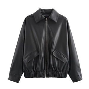Giacca bomber da donna in ecopelle nera con colletto a rever e cerniera in metallo argento
