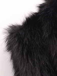 Gros plan détaillé sur la texture de la fourrure synthétique noire à fibres longues