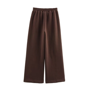 Dettaglio dei pantaloni larghi marrone scuro con vita elastica e maglia morbida