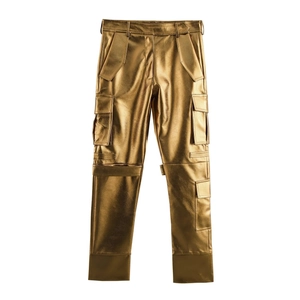 Détail d'un pantalon cargo doré métallisé avec revêtement brillant et poches latérales