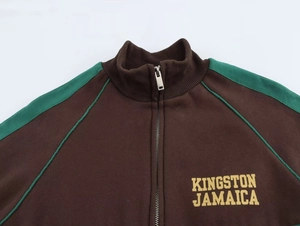 Dettaglio del collo alto e stampa Kingston Jamaica sulla giacca marrone