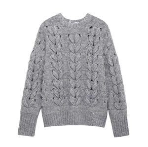 Détail d'un pull en maille torsadée grise avec motifs en cœur et finitions côtelées