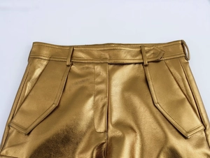 Détails du pantalon cargo en similicuir doré métallisé avec poches et passants de ceinture