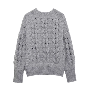 Détail d'un pull gris à grosses mailles torsadées montrant la texture et le col rond