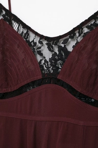 Détail de la robe bordeaux avec dentelle noire raffinée et texture du tissu délicate