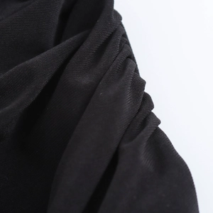 Makro-Detail des hochdichten schwarzen Strickstoffs mit eleganter Textur und weichem Fall
