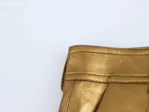 Détail du pantalon en cuir doré champagne montrant la double couture de précision