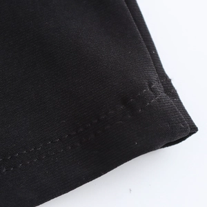 Detailansicht der schwarzen Strick-Midi-Kleid mit hochwertiger Doppel-Nadel-Nähtechnik