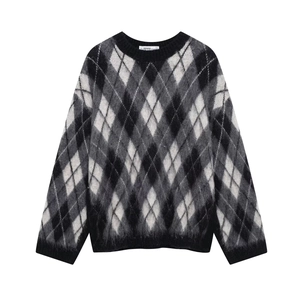Detail des Rundhalsausschnitts und des gewebten Markenetiketts am Rautenpullover