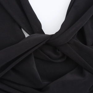Detailansicht des Knotendesigns an diesem eleganten schwarzen ärmellosen Midikleid