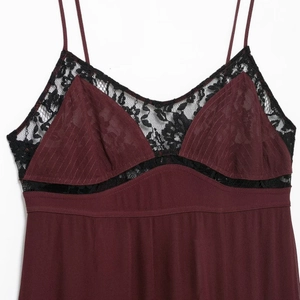 Robe nuisette rouge vin élégante avec dentelle florale noire et buste à fines rayures rétro